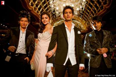 shahid-kapoor-anushka-sharma-vir-das-and-meiyang-chang-in-badmaash-company16fa9ca026f56f7f9f64ff0000090313.jpg