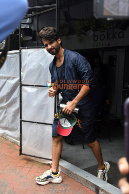 Photos-Shahid-Kapoor-spotted-in-Bandra-1.jpg