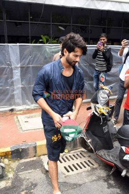 Photos-Shahid-Kapoor-spotted-in-Bandra-3.jpg