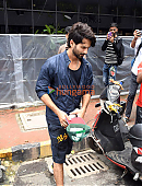 Photos-Shahid-Kapoor-spotted-in-Bandra-3.jpg