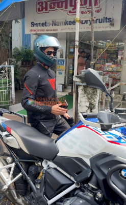 Photos-Shahid-Kapoor-and-Ishaan-Khatter-snapped-in-Bandra-6.jpg