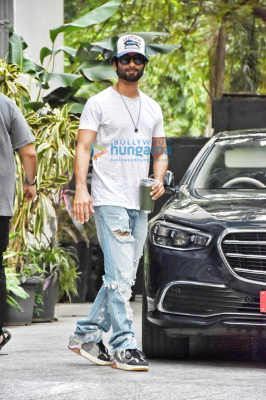 Photos-Shahid-Kapoor-snapped-outside-Dinesh-Vijans-Maddock-office-3.jpg