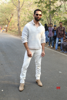 Kriti-Sanon-And-Shahid-Kapoor-Spotted-At-Biggboss-17-Set-Gallery-4.jpeg