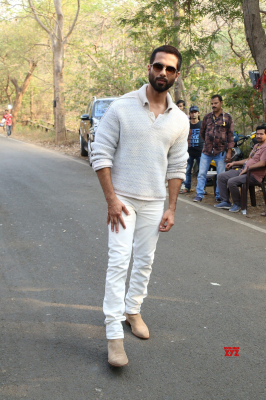 Kriti-Sanon-And-Shahid-Kapoor-Spotted-At-Biggboss-17-Set-Gallery-6.jpeg
