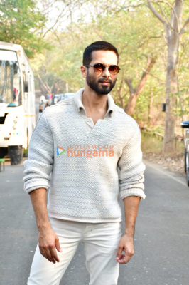 Photos-Shahid-Kapoor-and-Kriti-Sanon-snapped-on-the-sets-of-Bigg-Boss-17-for-Teri-Baaton-Mein-Aisa-Uljha-Jiya-4.jpg
