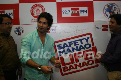 8429-shahid-kapoor-promotes-film-teri-meri-kahani-at-big-fm.jpg
