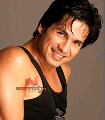 Shahid_Kapoor_and_Amrita_Rao_posters_movie_vivah16.jpg