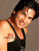 Shahid_Kapoor_and_Amrita_Rao_posters_movie_vivah16.jpg