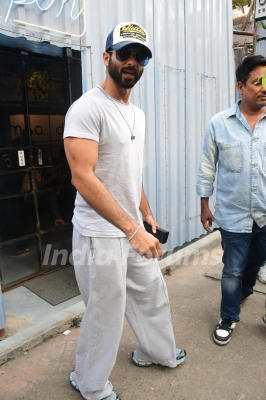 5920-shahid-kapoor-snapped-in-the-city.jpg