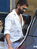 Filename=1000046472.jpg Filesize=128KiB Dimensions=900x1351 Date added=Jan 23, 2025 Shahid Kapoor in a white open-button shirt and distressed jeans.jpg