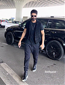 Shahid Kapoor at Mumbai Airport in a black outfit.jpg