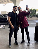 Shahid Kapoor at Mumbai Airport in a black outfit.jpg
