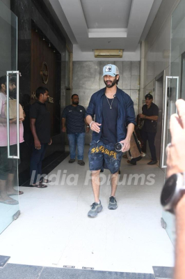 9266-shahid-kapoor-snapped-in-the-city.jpg
