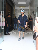 9266-shahid-kapoor-snapped-in-the-city.jpg