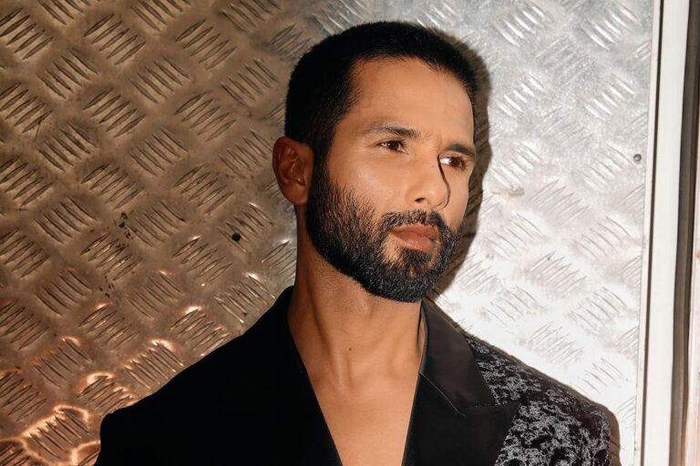 Shahid Kapoor in black ensemble, looking hot – Insta post dated 20/11/2023.